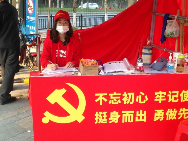 D:\Backup\桌面\新闻\20200227JDB电子官方网站学子积极参与疫情防控志愿服务工作\学生干部黄舒婷参与疫情防控志愿服务（发文稿）.jpg
